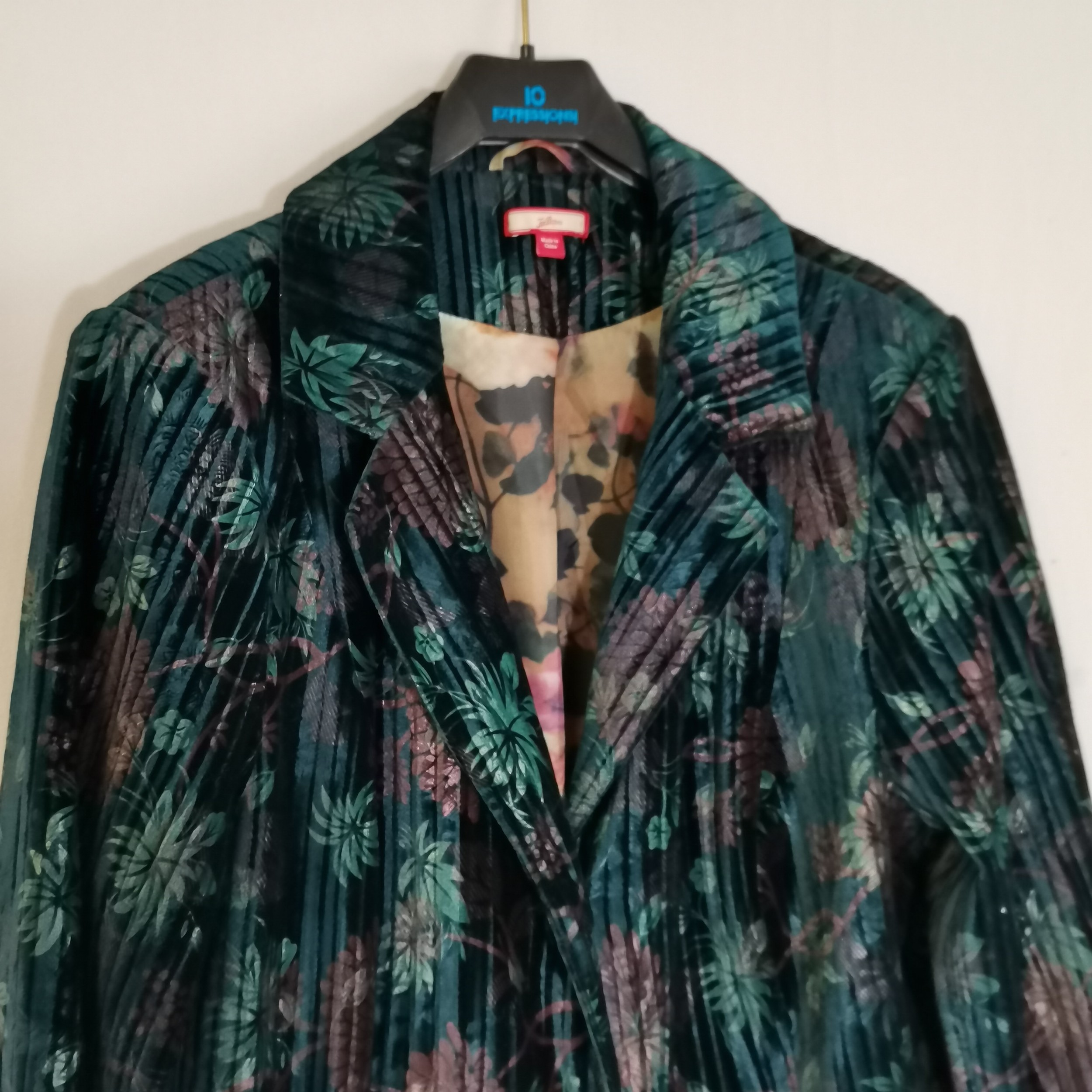 2 Vintage items by Joe Brown 1 velvet coat wtih floral pattern velvet lining t/w wrap over approx - Image 2 of 5