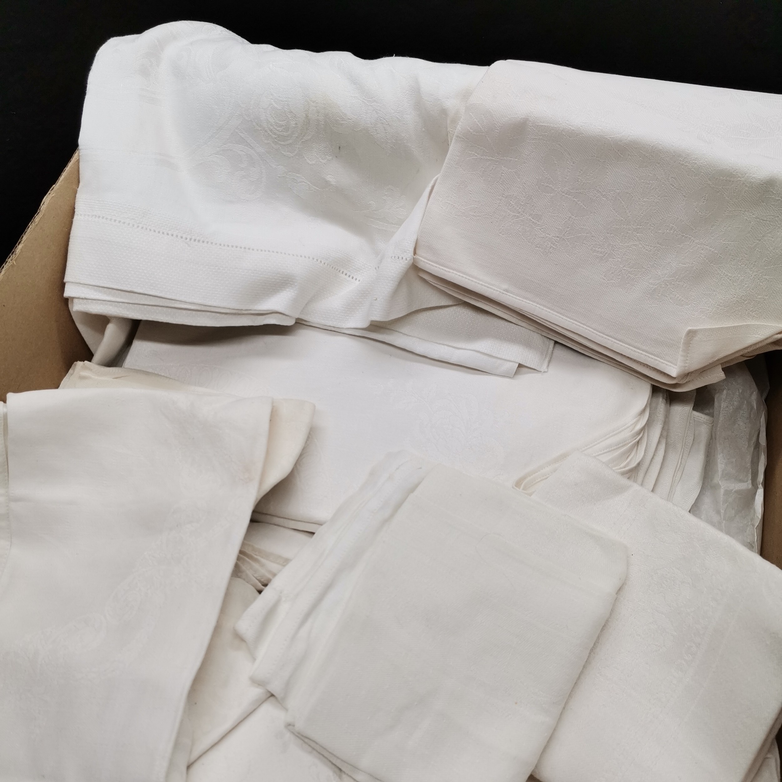 Box full of damask napkins and towels - all in used condition - Image 3 of 3