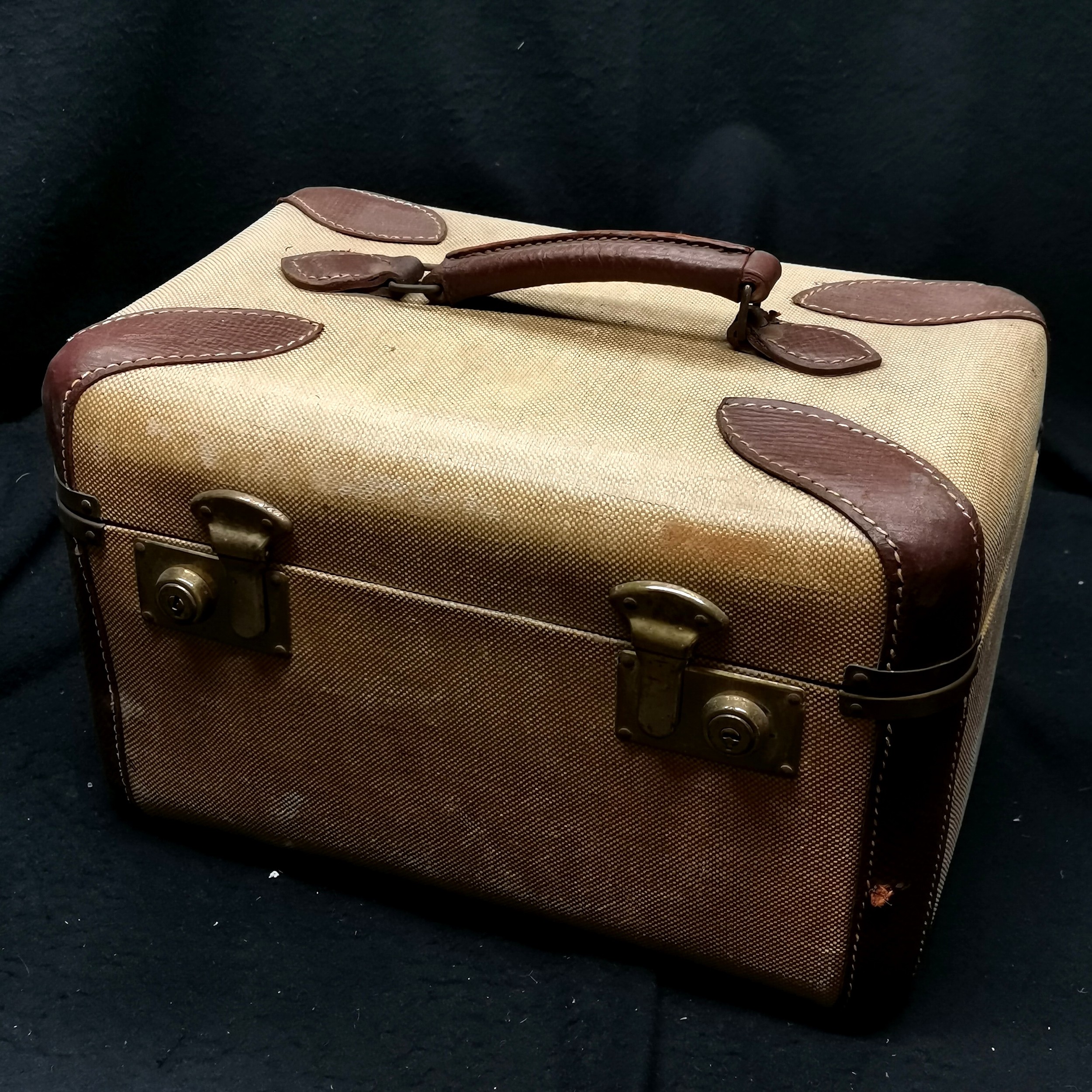 Vintage vanity box with leather trim. Some signs of damage. - Image 3 of 3