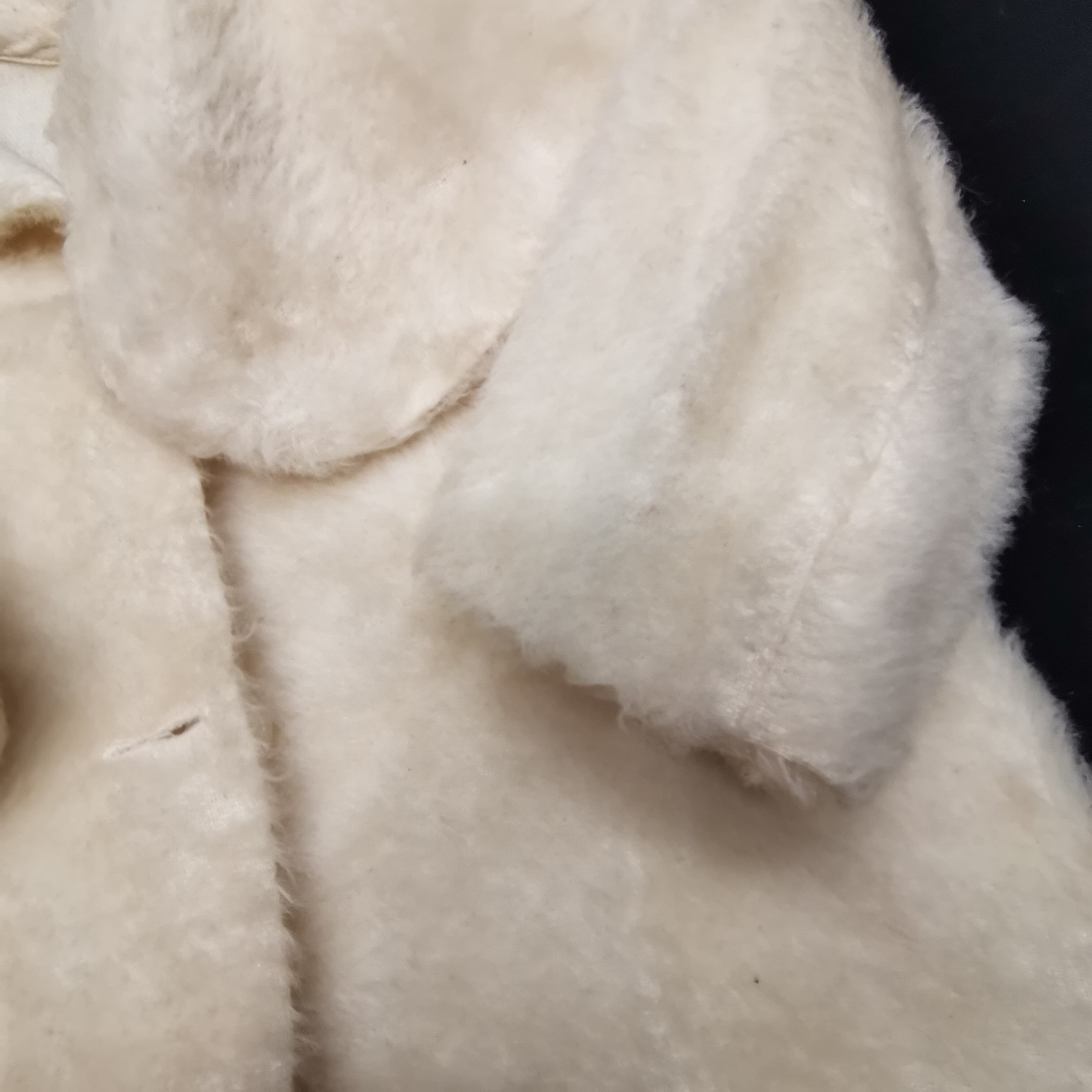 Childs cream fur fabric coat in good condition. - Image 2 of 2