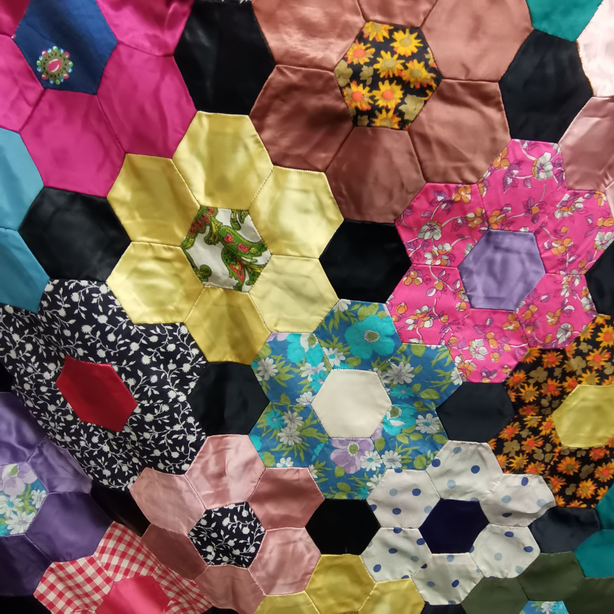 Quilt top mid century, a mix of silk, satin and cotton hexagonals on black background in very good - Image 3 of 3