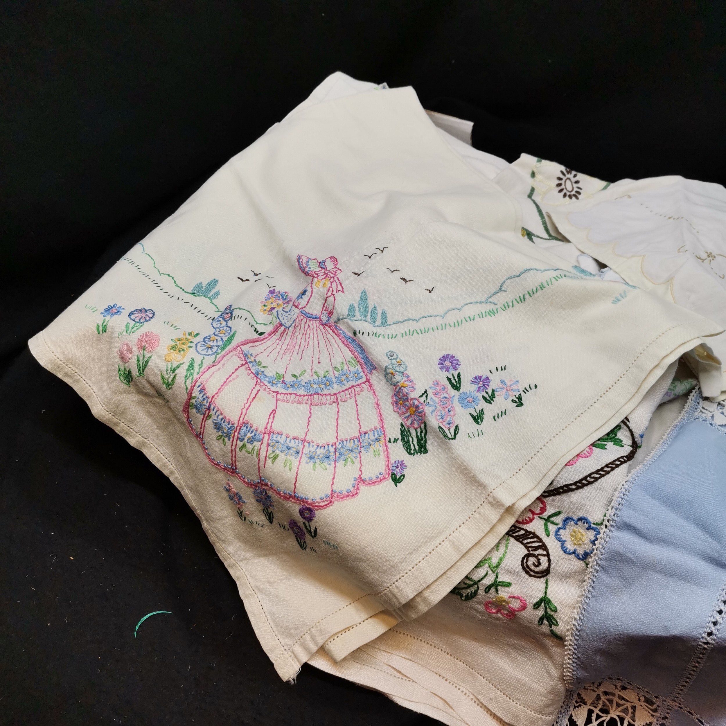 Lot of coloured linen, tablecloths, runners, etc - all in used condition - most with embroidery - Image 2 of 4