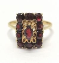 18ct hallmarked ring set with garnets size J 1/2 total weight 3g