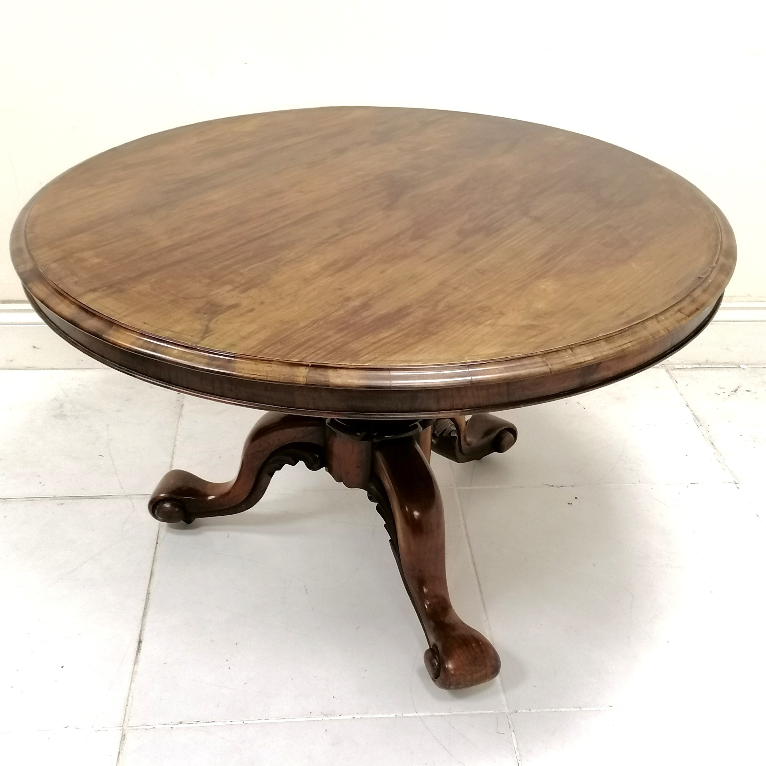 Antique Rosewood circular tip top breakfast table, on tripod base, in good condition, 114 cm