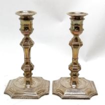 1928 silver pair of candlesticks with detachable sconces by Elkington & Co Ltd - 19.5cm high & total
