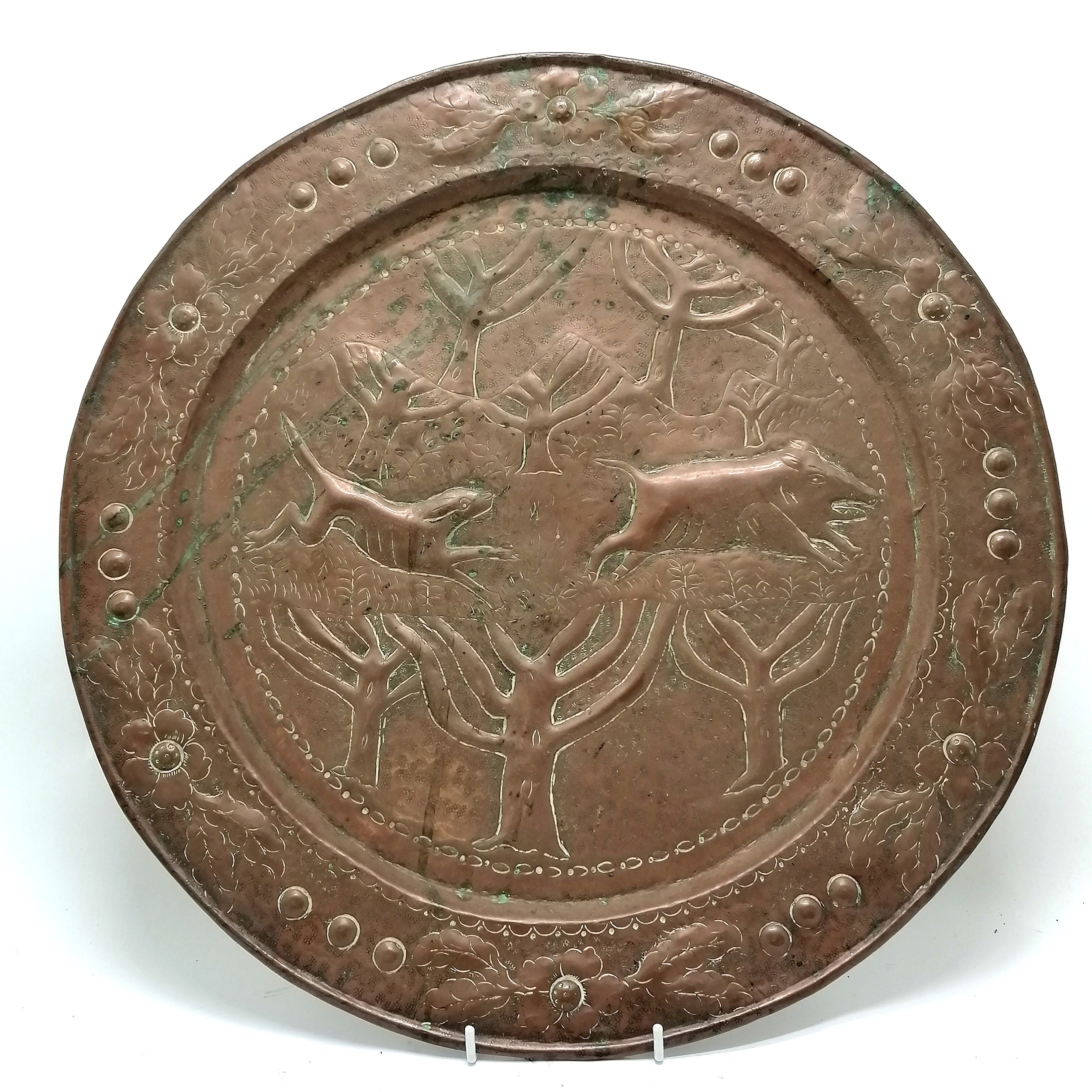 Copper wall charger with hand hammered decoration of a wild boar being hunted by a dog - 46cm - Image 2 of 4