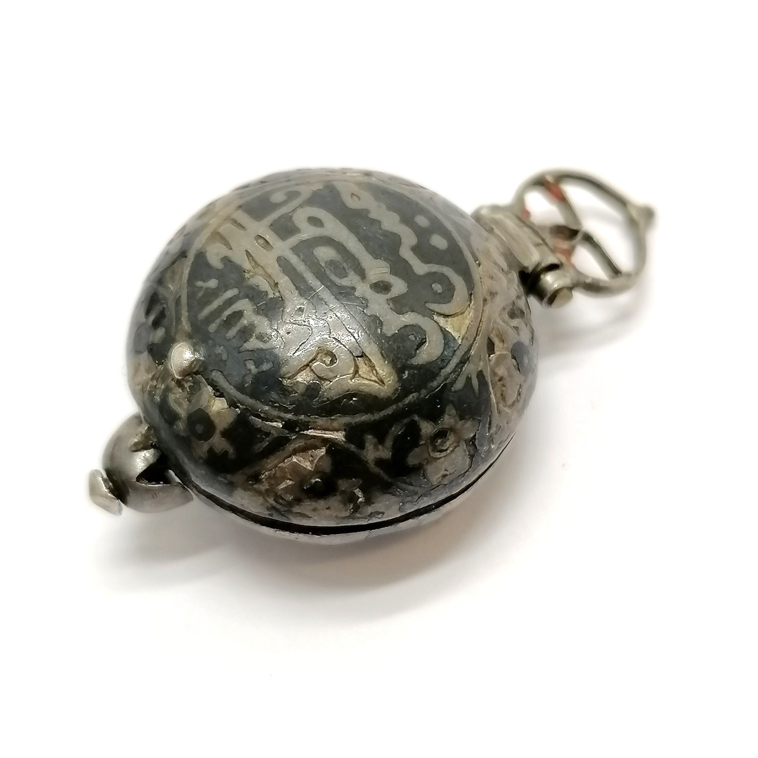 Antique / early unmarked Indian silver niello Qibla pendant with minaret shaped bale & script to the - Image 4 of 5