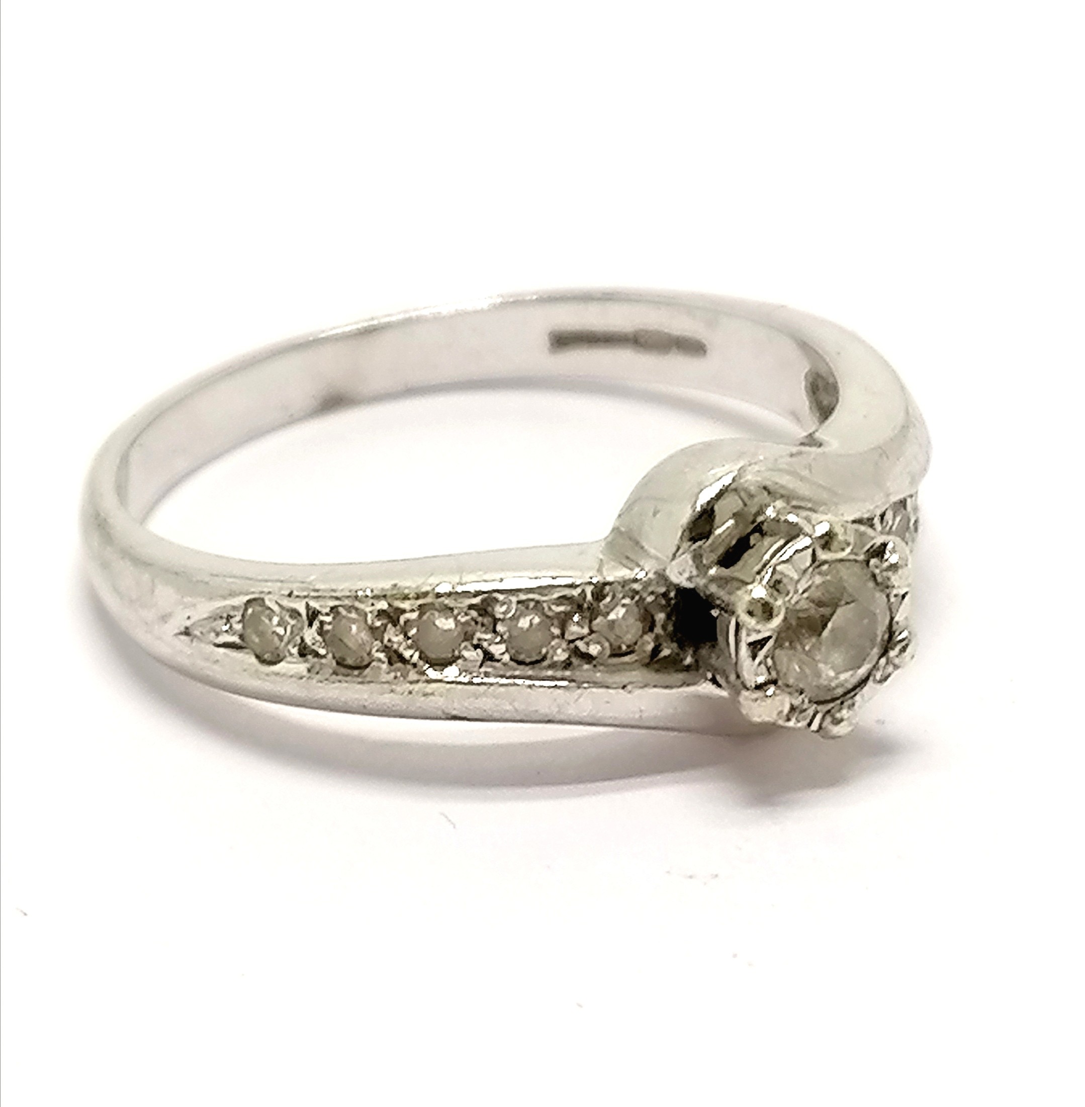 9ct hallmarked white gold solitaire diamond ring with diamond set crossover shoulders - size M & 2. - Image 3 of 3