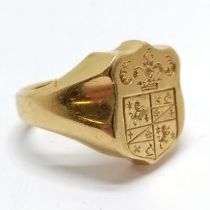 Antique 18ct marked gold armourial crest signet ring - size K & 13.2g in an antique retail box