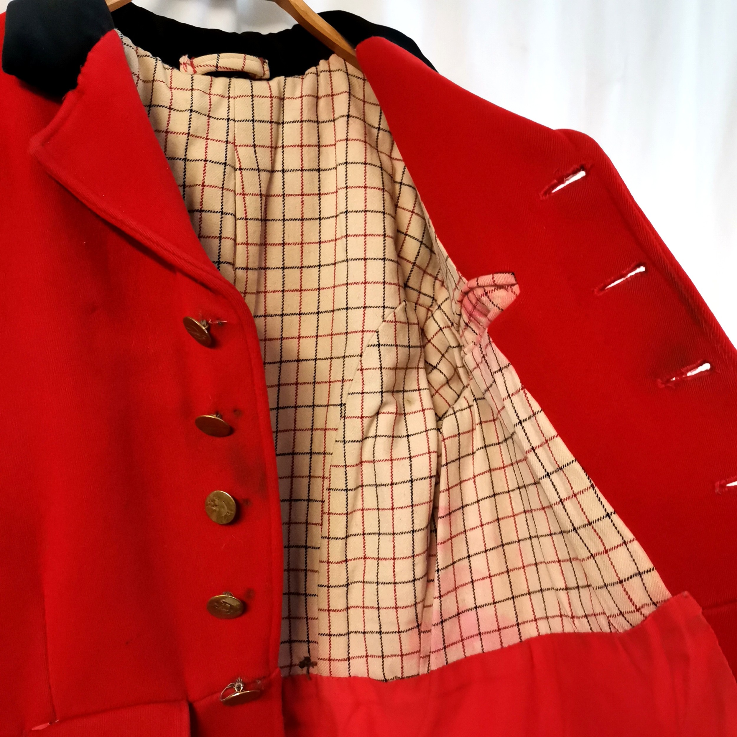 Vintage red hunting jacket with black velvet collar by Samuel Taylor with 5 brass buttons - 48cm - Image 5 of 6
