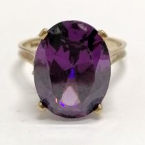 9ct marked gold purple stone set ring - size Q & 5.6g total weight