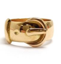 18ct hallmarked gold buckle ring by H Ltd - size O/O½ & 8.5g