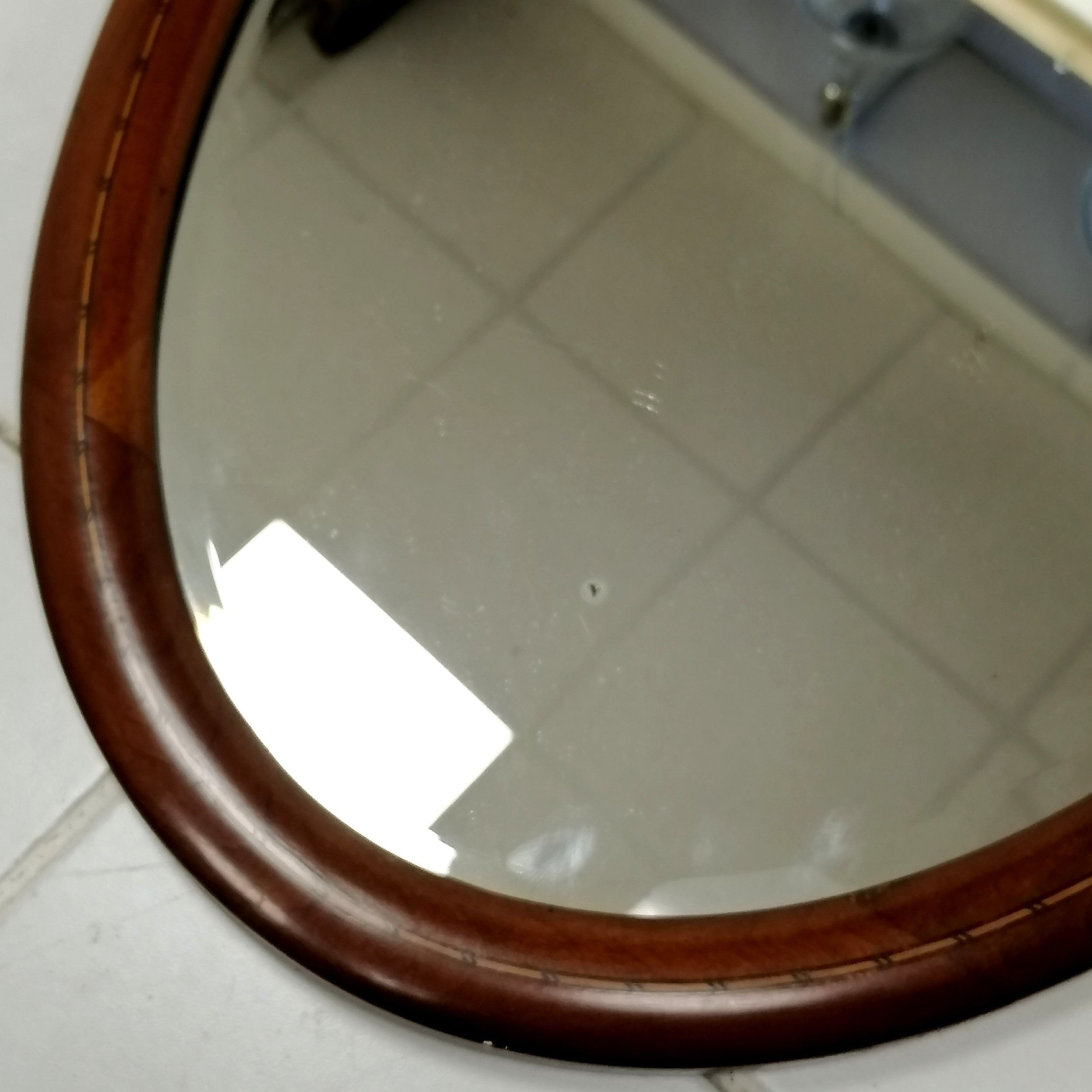 Edwardian mahogany and chequer line inlay oval wall mirror, in good condition, 80 cm wide x 49 cm - Image 2 of 2