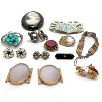 Qty of antique jewellery inc pair of white agate stone set bracelet clasps (4.2cm long),