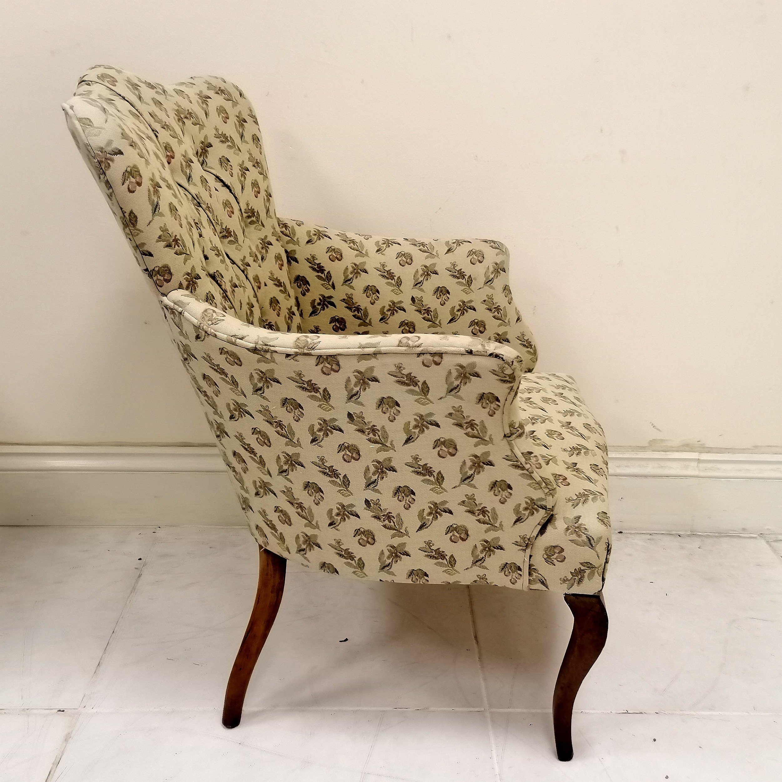 Ladies cream and patterned button back upholstered armchair on slender cabriole legs, in good - Image 3 of 3