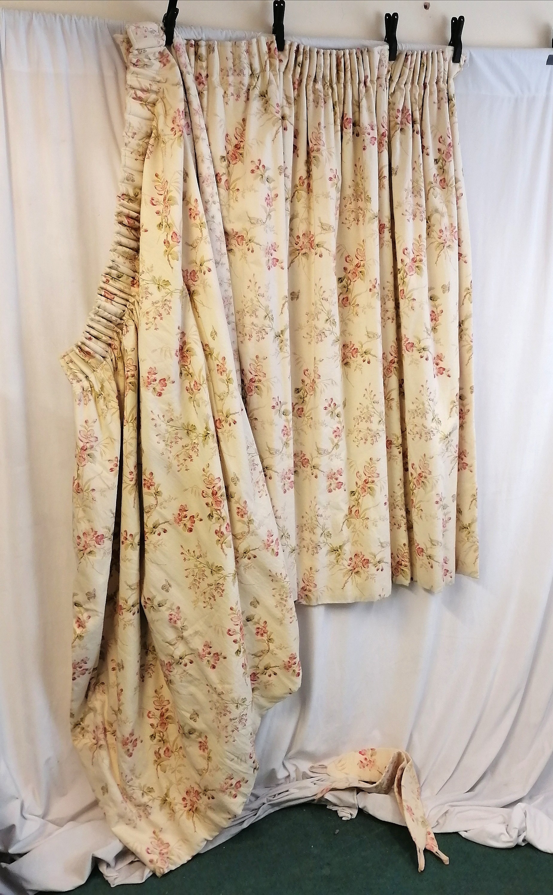 Pair of vintage cream background curtains decorated with roses, birds and butterflies, each - Image 3 of 3