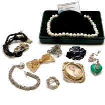 Quantity of antique and vintage jewellery incl. silver Venetian heart pendant on chain, jet panel
