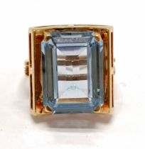 Indistinctly marked gold blue stone set ring with unusual setting - size R & 7.5g total weight