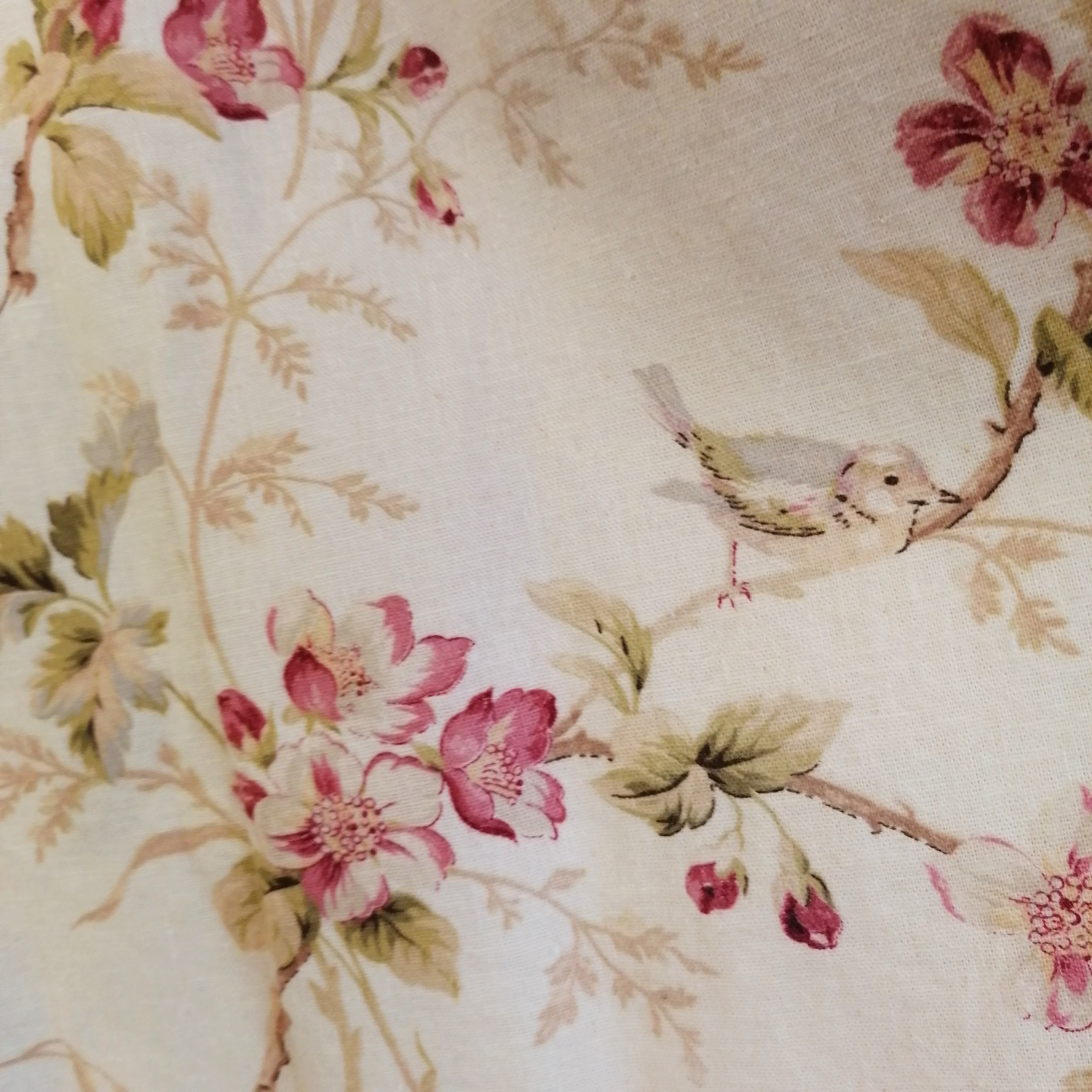 Pair of vintage cream background curtains decorated with roses, birds and butterflies, each - Image 2 of 3