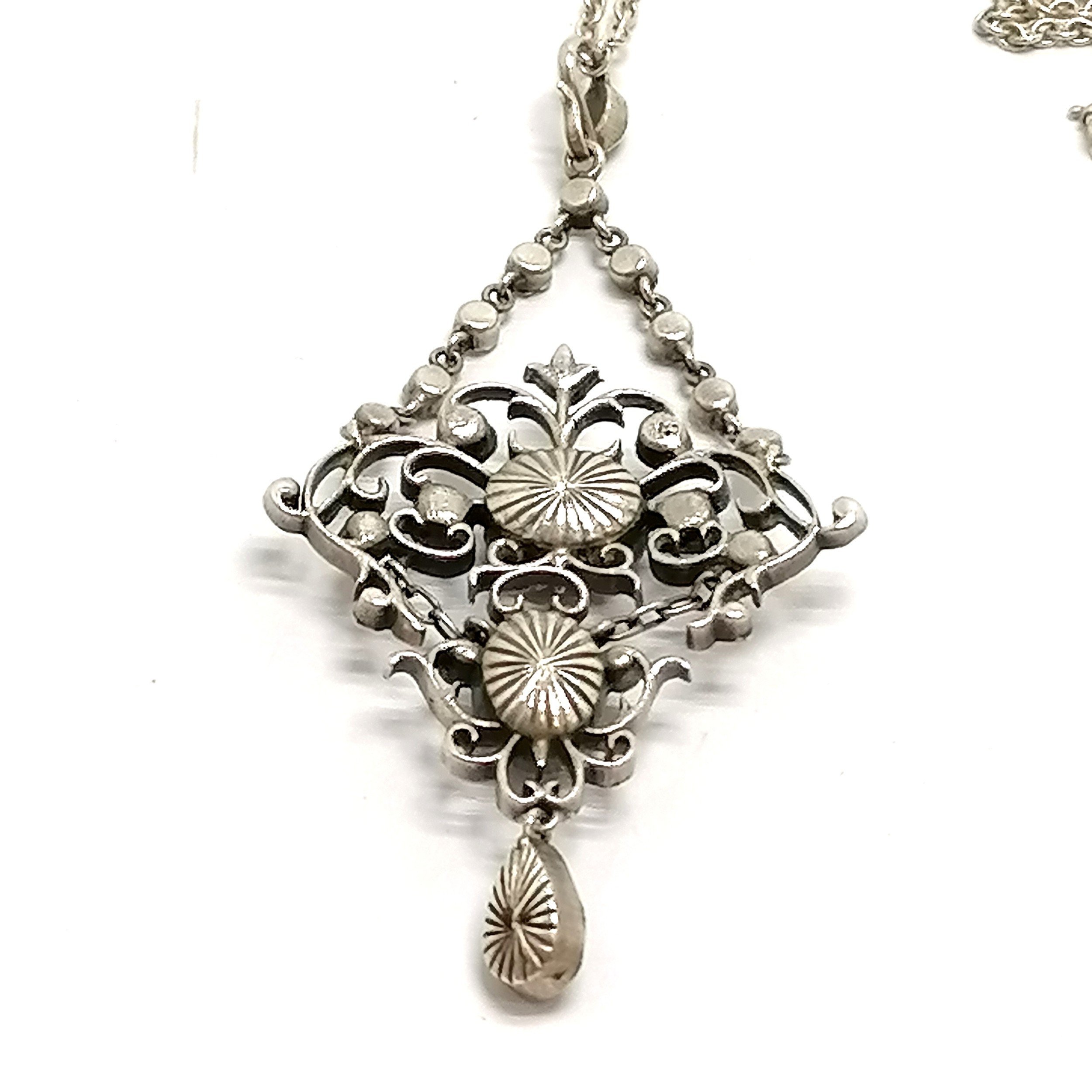 Antique unmarked silver paste purple + white stone set pendant (6.5cm drop) on a silver 60cm chain - - Image 2 of 3
