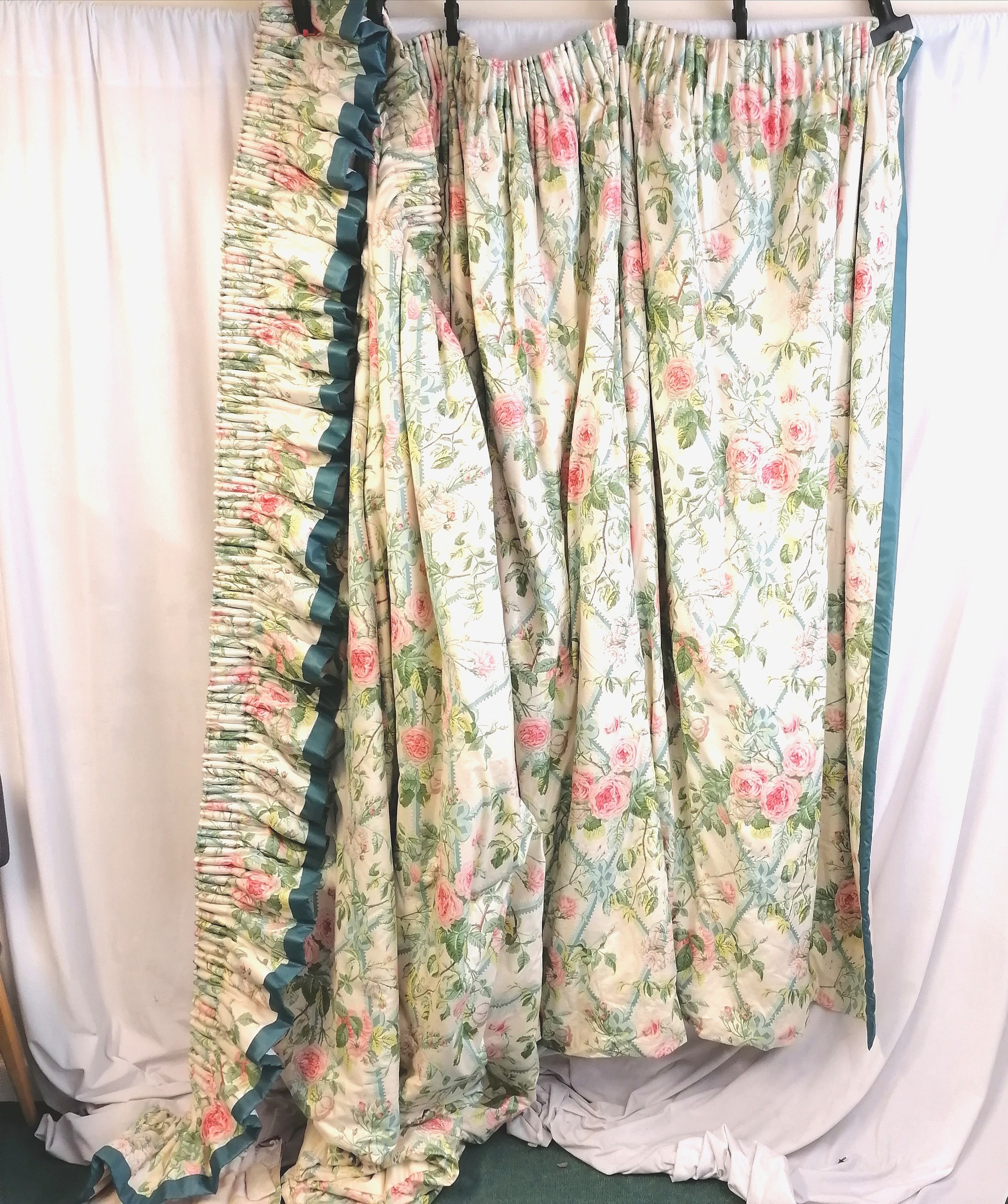 Pair of glazed cotton chintz interlined curtains with matching pelmet, each curtain measures 220 - Image 3 of 4