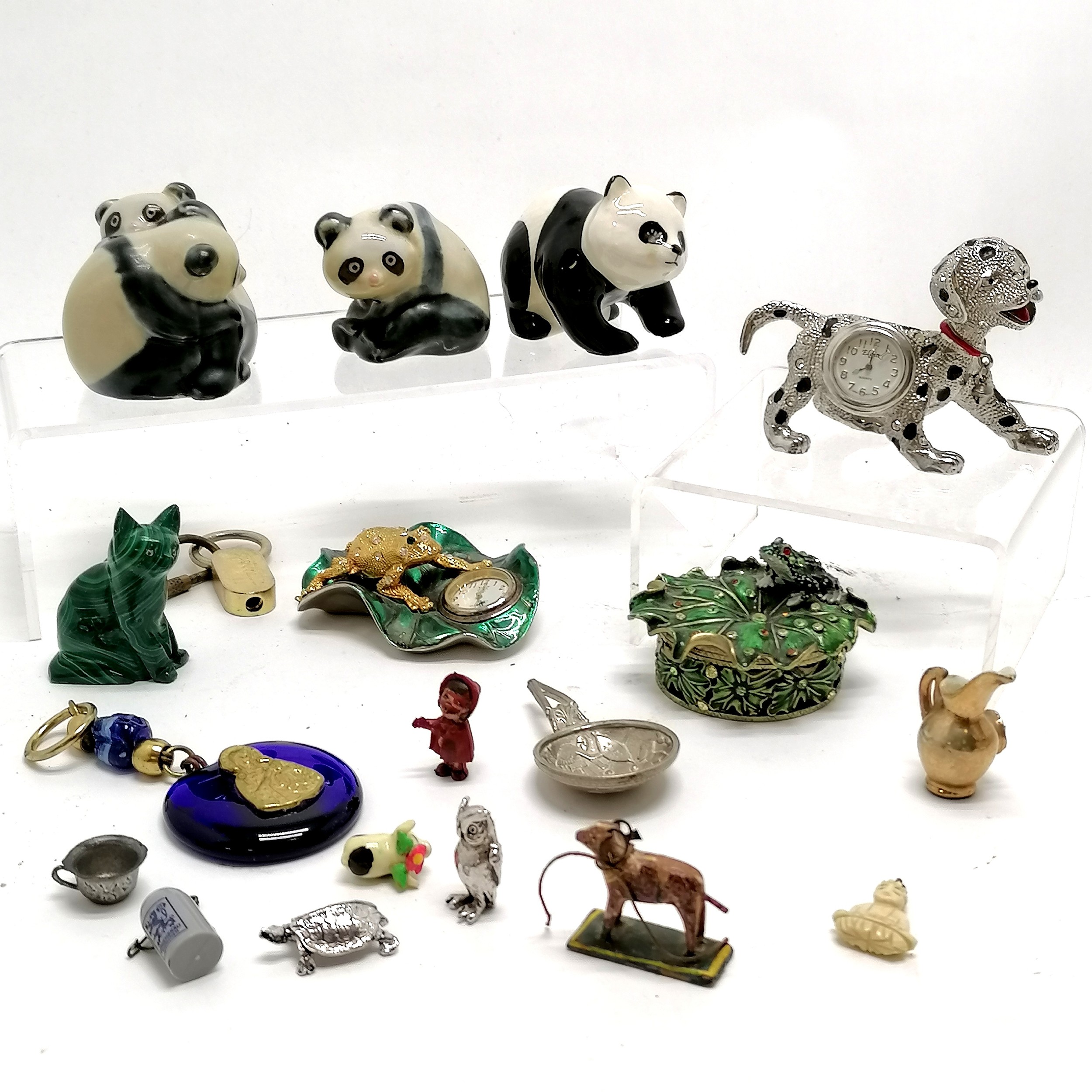 Qty of mostly animal oddments inc Beswick panda, malachite cat, Harrods keyring, Bijorca frog box,