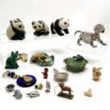 Qty of mostly animal oddments inc Beswick panda, malachite cat, Harrods keyring, Bijorca frog box,