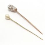 2 x antique gold (1 marked 1 unmarked) stick pins with pearl tops - longest 6.8cm & 3g total weight