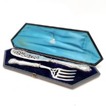1848 Sheffield cased silver fish servers by Aaron Hadfield with pierced and chased decoration,