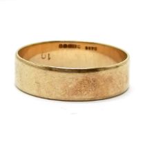 9ct hallmarked gold band ring by D&BS - size S & 2.7g (approx 5.5mm wide)