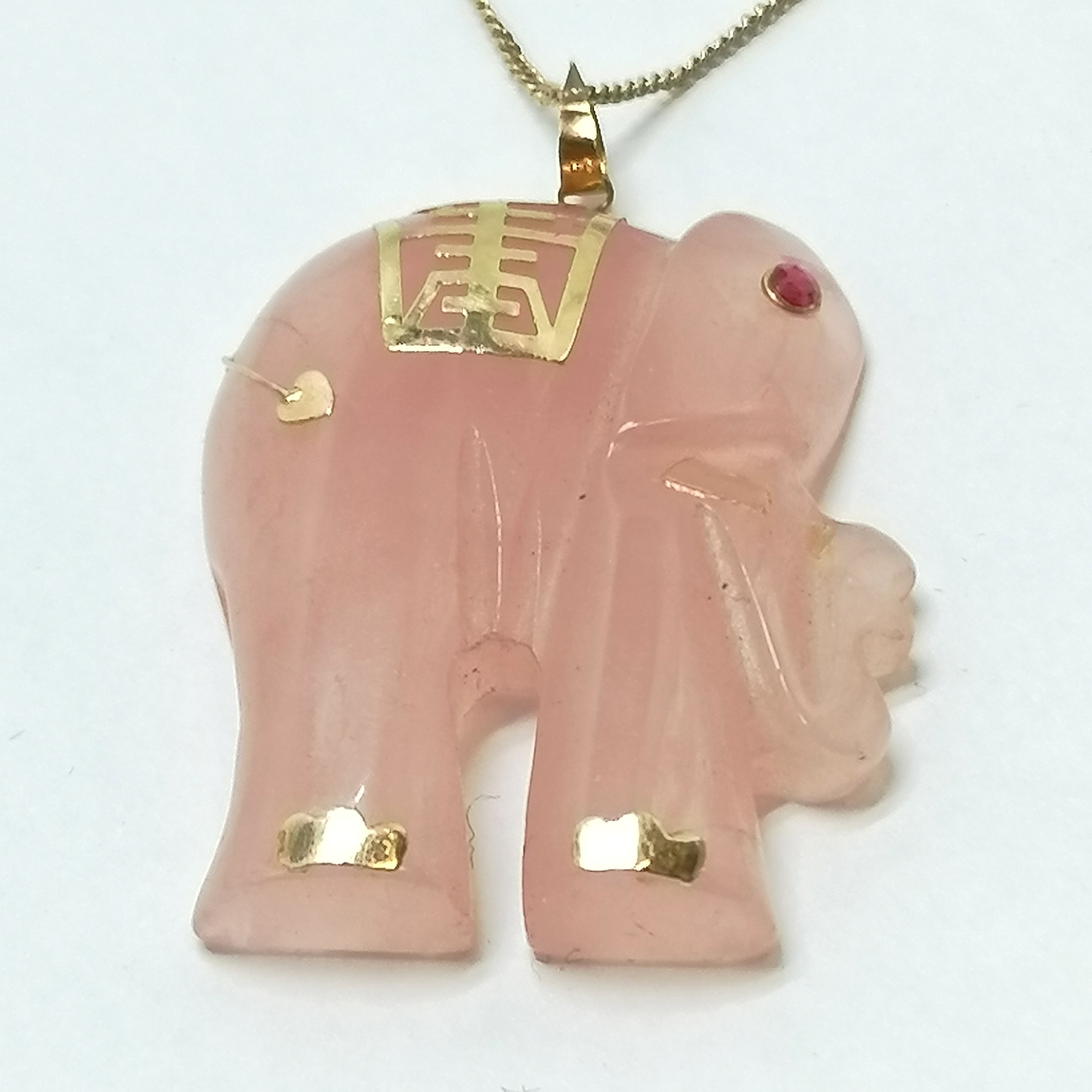 14k marked gold rose quartz elephant pendant with ruby eye (missing tusk) on a 9ct marked gold - Image 3 of 3