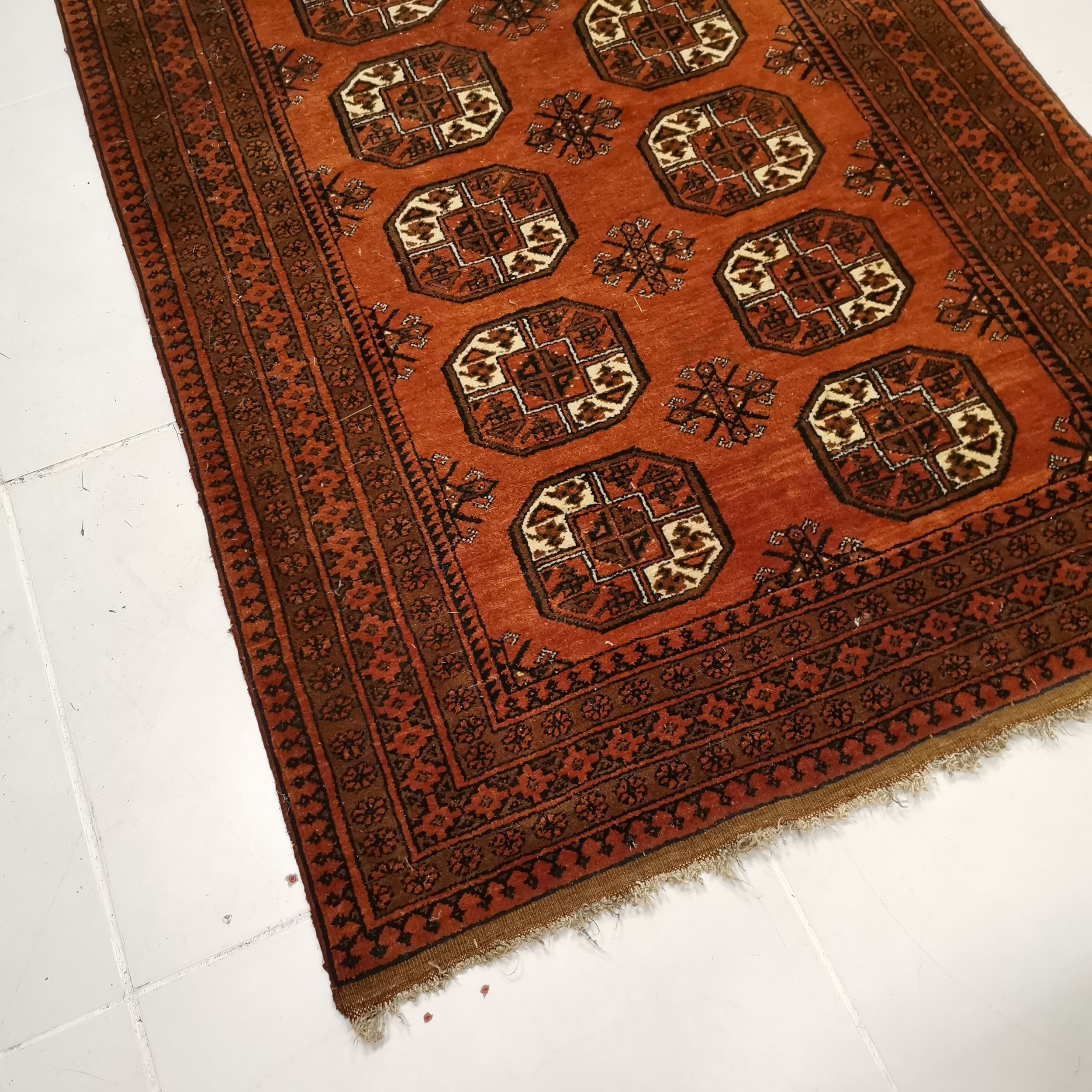Brown ground rug with medallions within wide border, in good condition, 125 cm wide x 195 cm - Image 2 of 4
