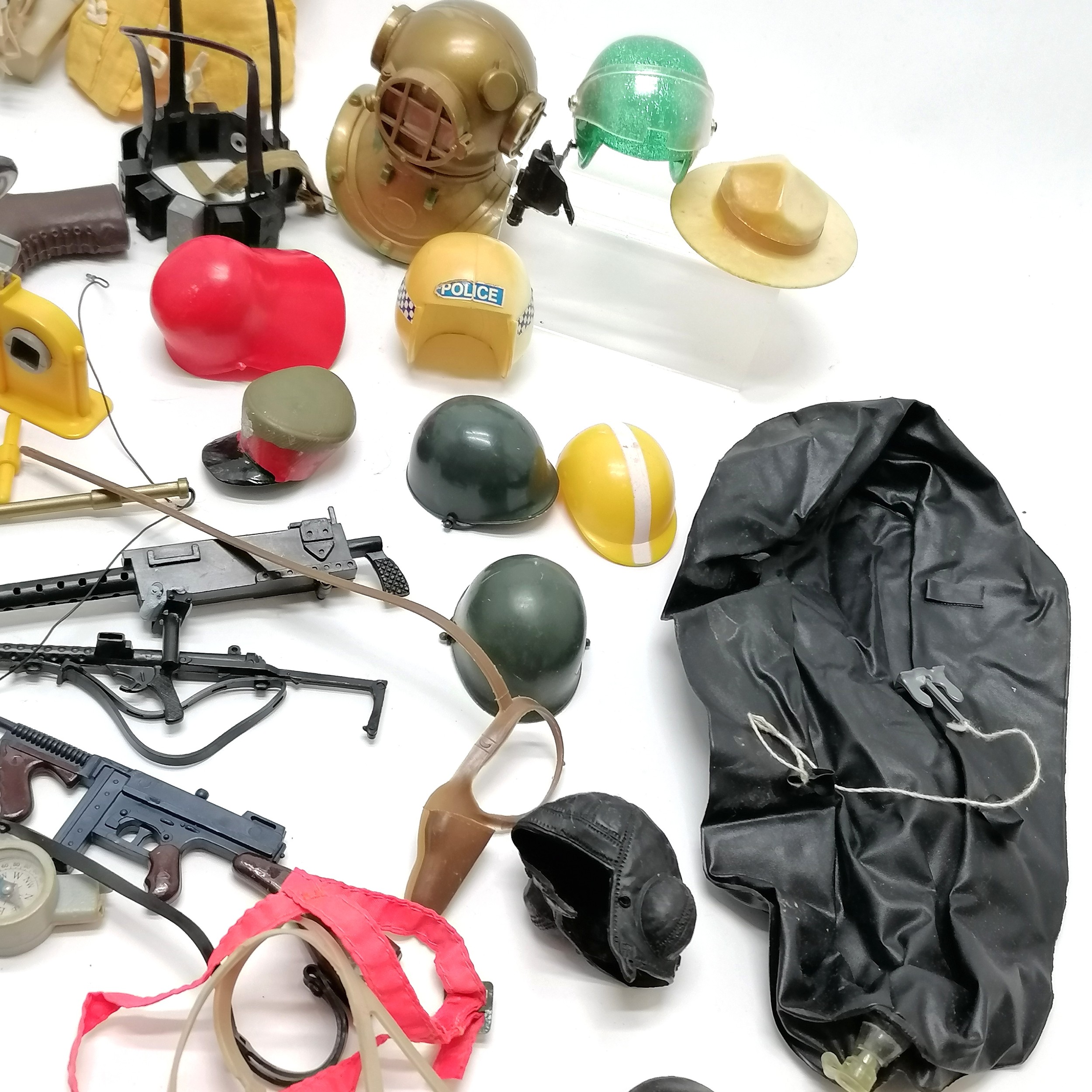 Large quantity of vintage Action Man accessories - Image 2 of 7