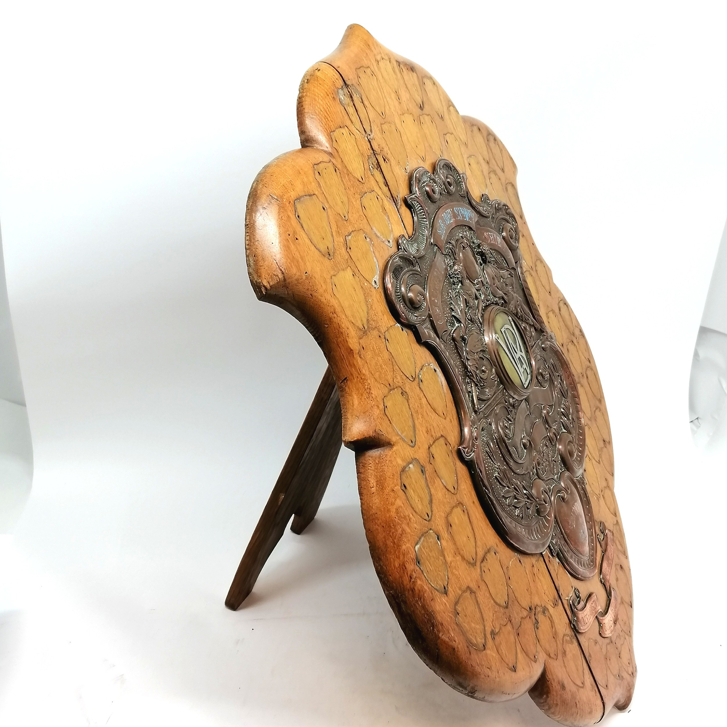 Large oak presentation 1913 dated Walthamstow bowls shield with embossed decorative centre by - Image 3 of 4