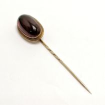 Antique unmarked gold (touch tests as 15ct+) large cabochon garnet stick / tie pin - 7.5cm long &