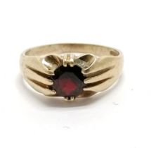 9ct hallmarked gold garnet stone set signet ring - size V & 3.8g total weight