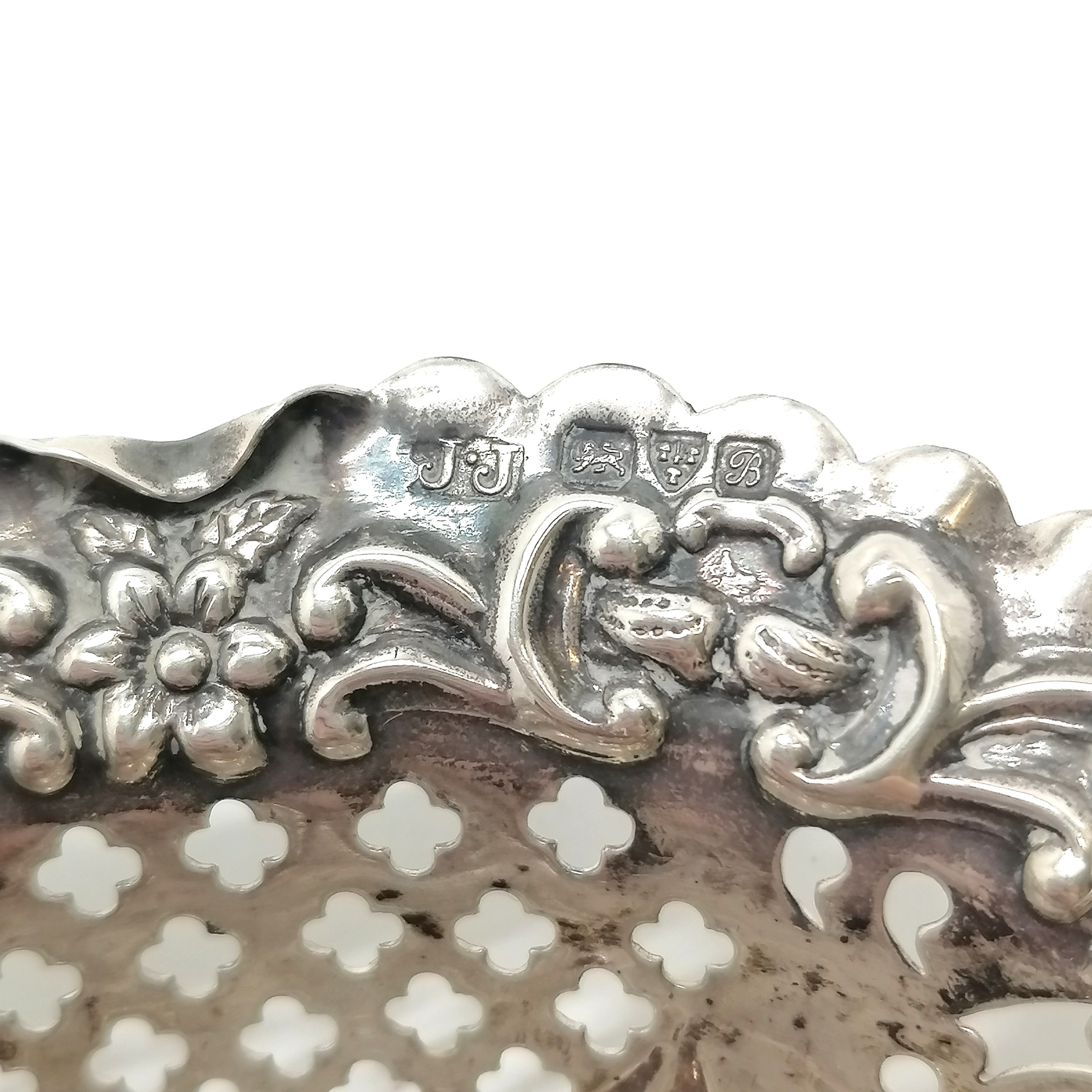 1902 Chester silver pierced bonbon dish with cherub detail by Jay, Richard Attenborough & Co - - Image 2 of 3