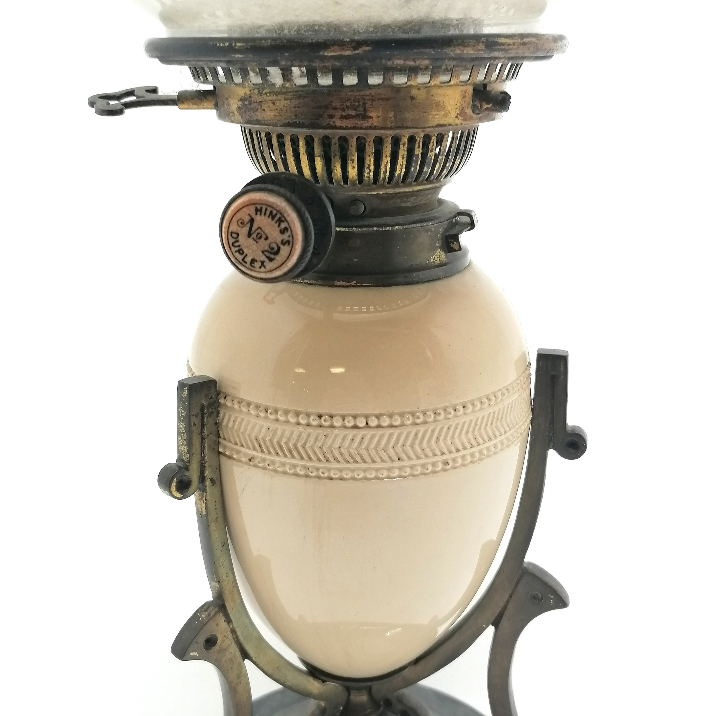 Antique Art Nouveau oil lamp with a stoneware font in a stylised brass mount on a black ceramic base - Image 2 of 3