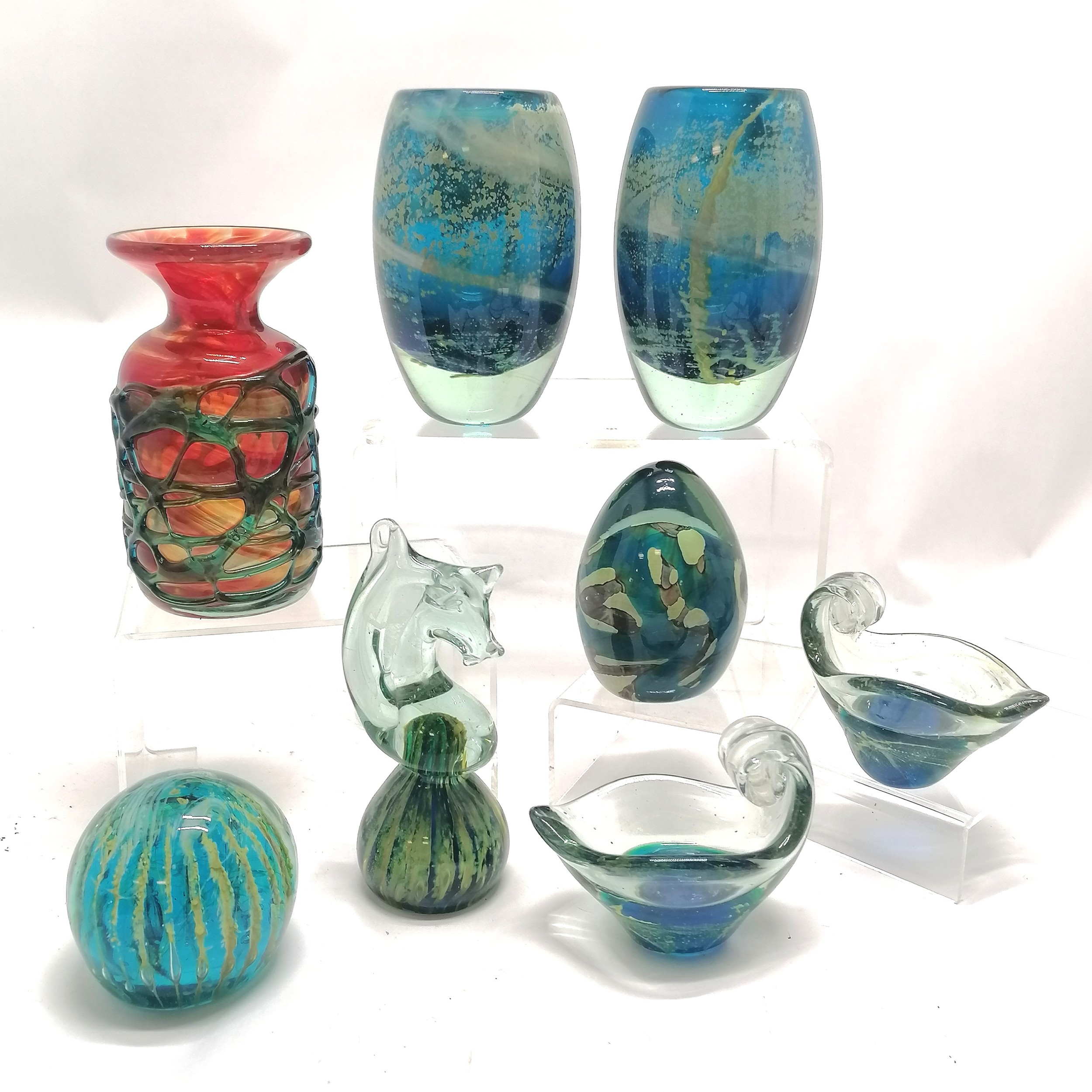 8 x Mdina art glass items incl. a red overlay detail vase (14.5 cm high), seahorse paperweight etc ~
