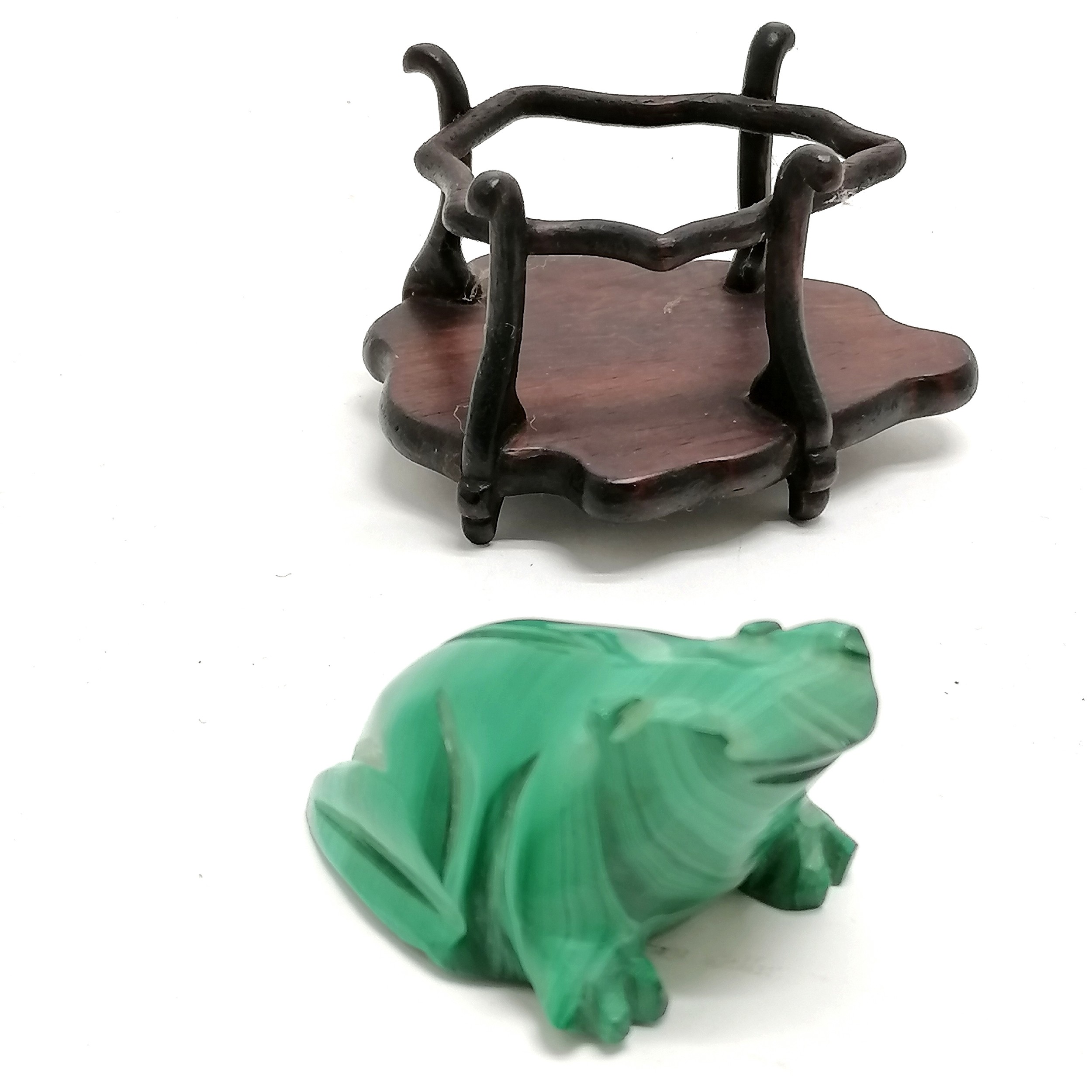 Hand carved malachite frog on Oriental hand carved stand - total height 6.5cm - Image 2 of 3