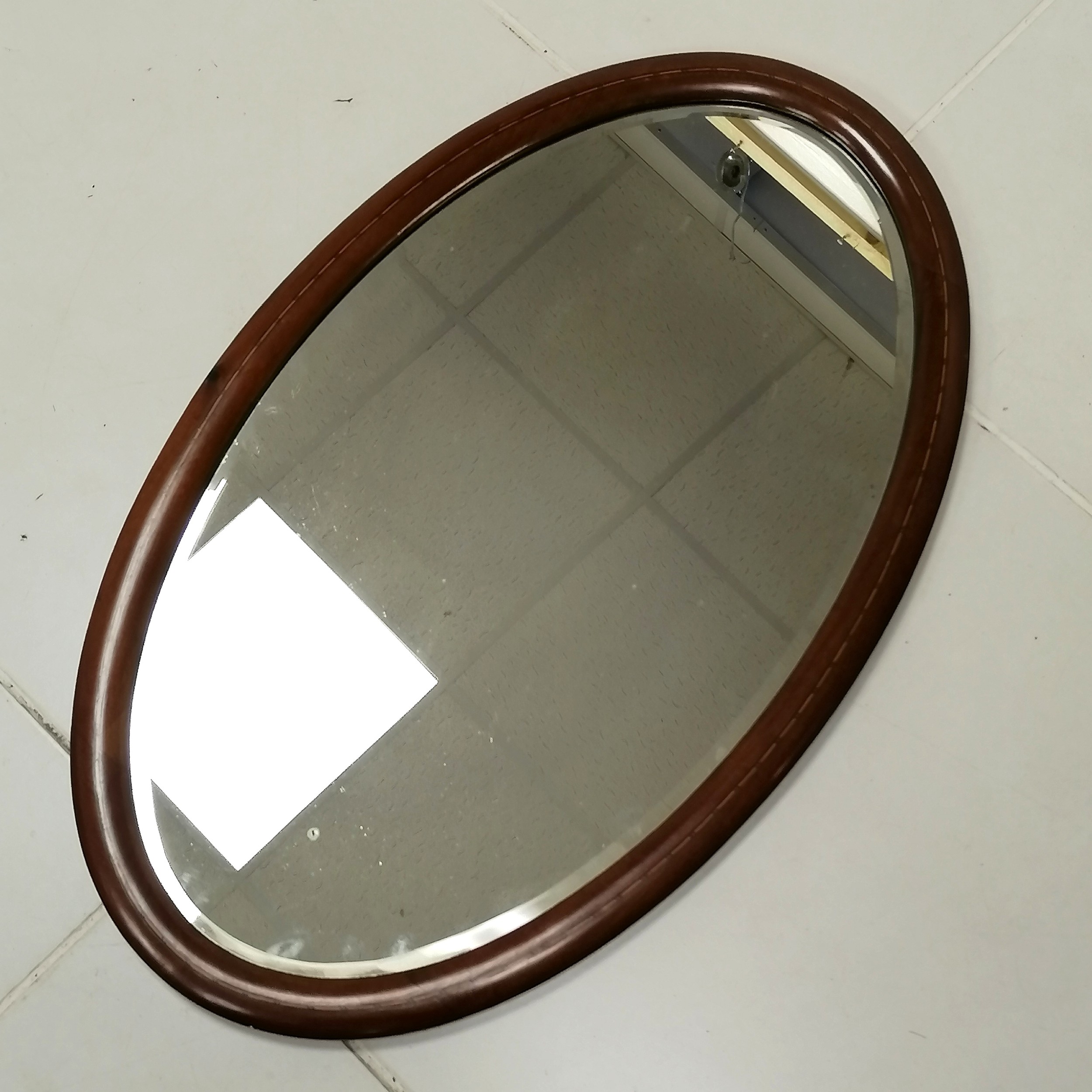 Edwardian mahogany and chequer line inlay oval wall mirror, in good condition, 80 cm wide x 49 cm