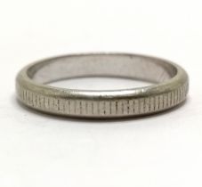 Platinum band ring with milled decoration - size M & 4.2g