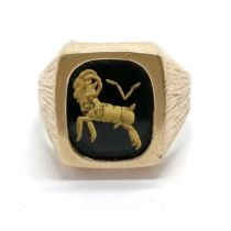 9ct hallmarked gold signet ring with Aries design onyx panel - size U & 5.9g total weight