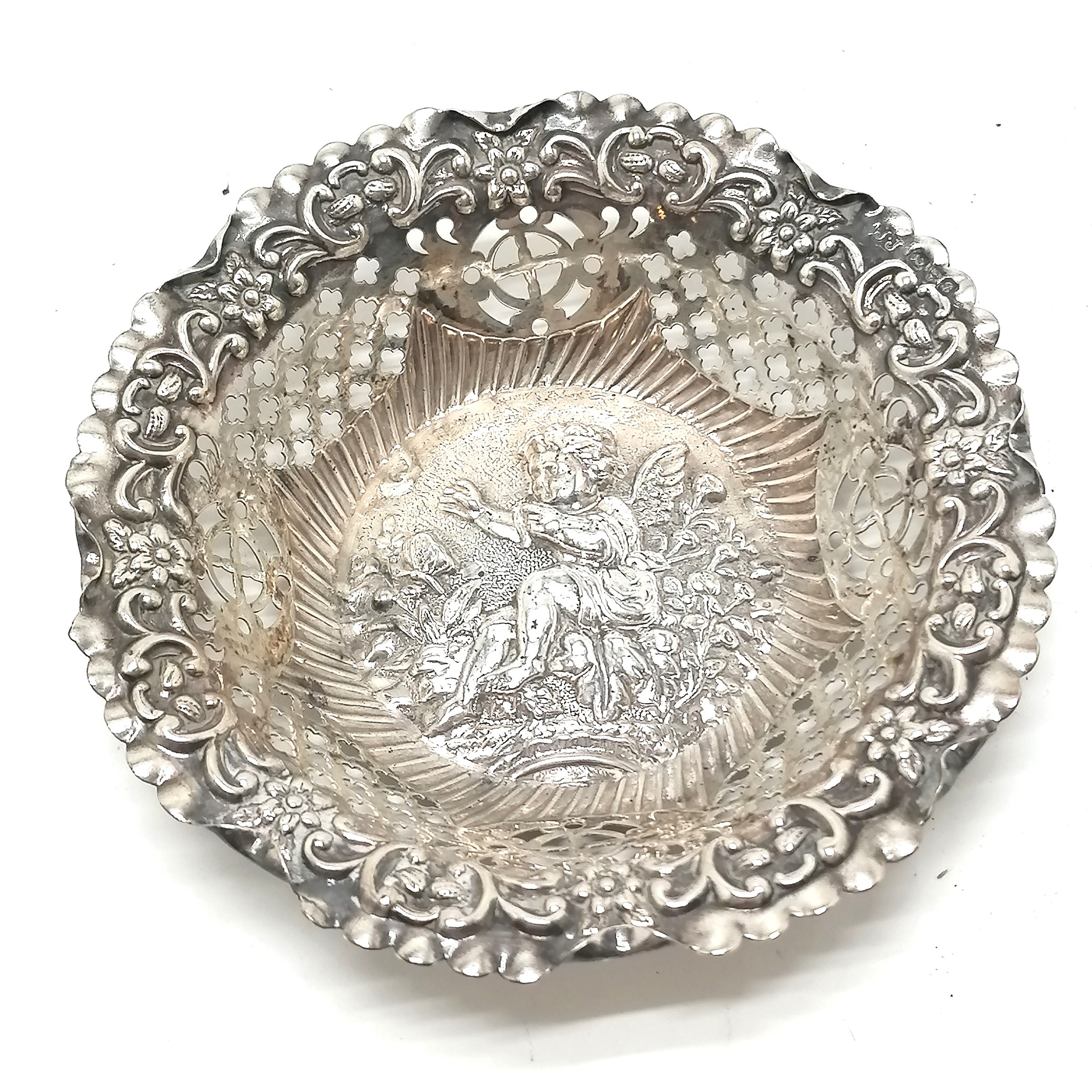 1902 Chester silver pierced bonbon dish with cherub detail by Jay, Richard Attenborough & Co - - Image 3 of 3