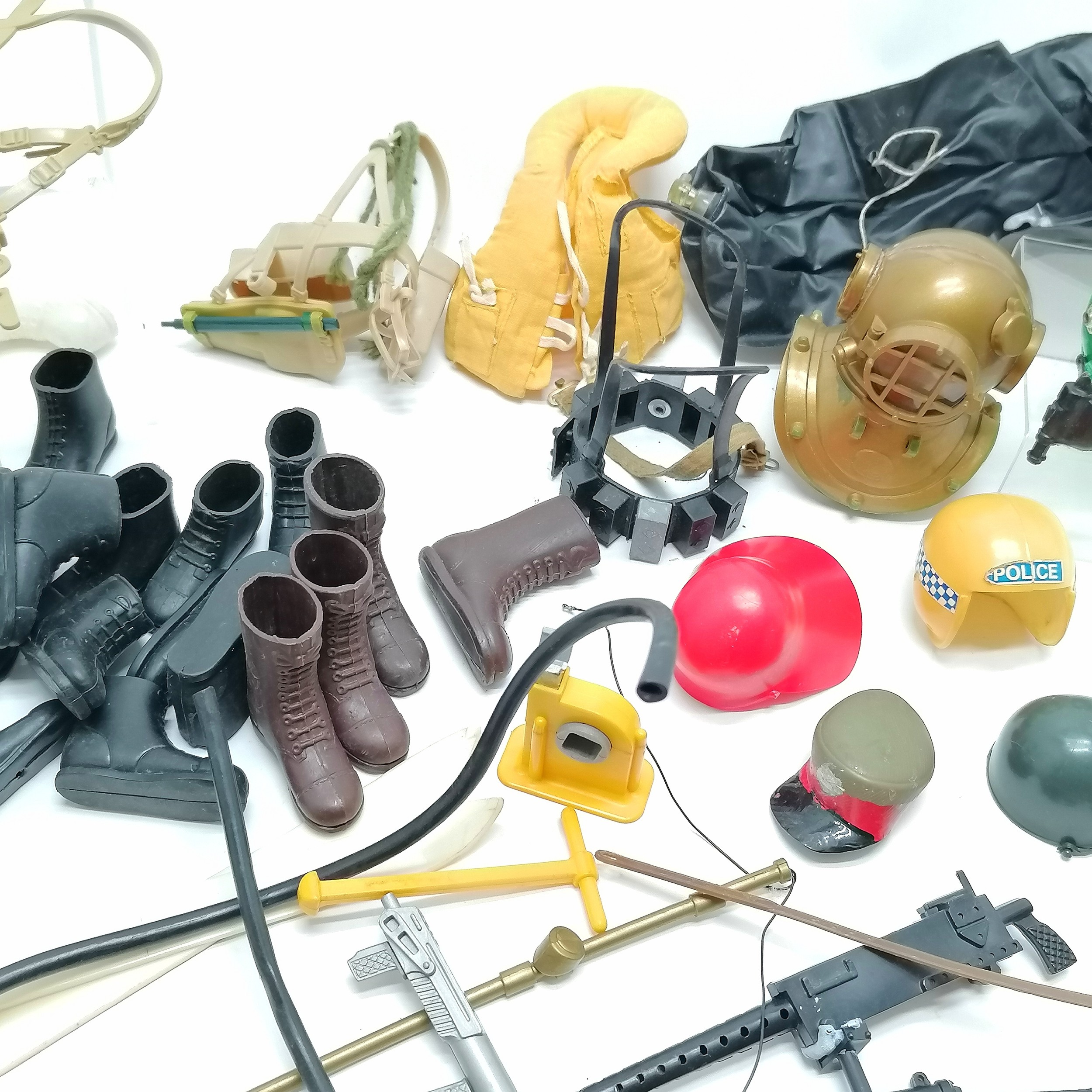 Large quantity of vintage Action Man accessories - Image 3 of 7