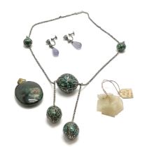 5 x hand carved jade Chinese buttons (1.2cm square), Unmarked silver & turquoise set bead necklace