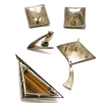 Qty of silver jewellery - 3 brooches (with drop pendant 7cm by HW) + pair of earrings by JAC (1