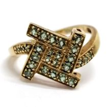 9ct hallmarked gold ring set with blue / green stones - size N½ & 3.1g total weight