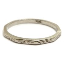 Platinum marked band ring with decagonal detail to front - size P & 2.7g