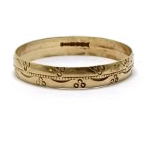 9ct hallmarked gold band ring with engraved detail - size Z & 1.3g (approx 3.8mm wide)